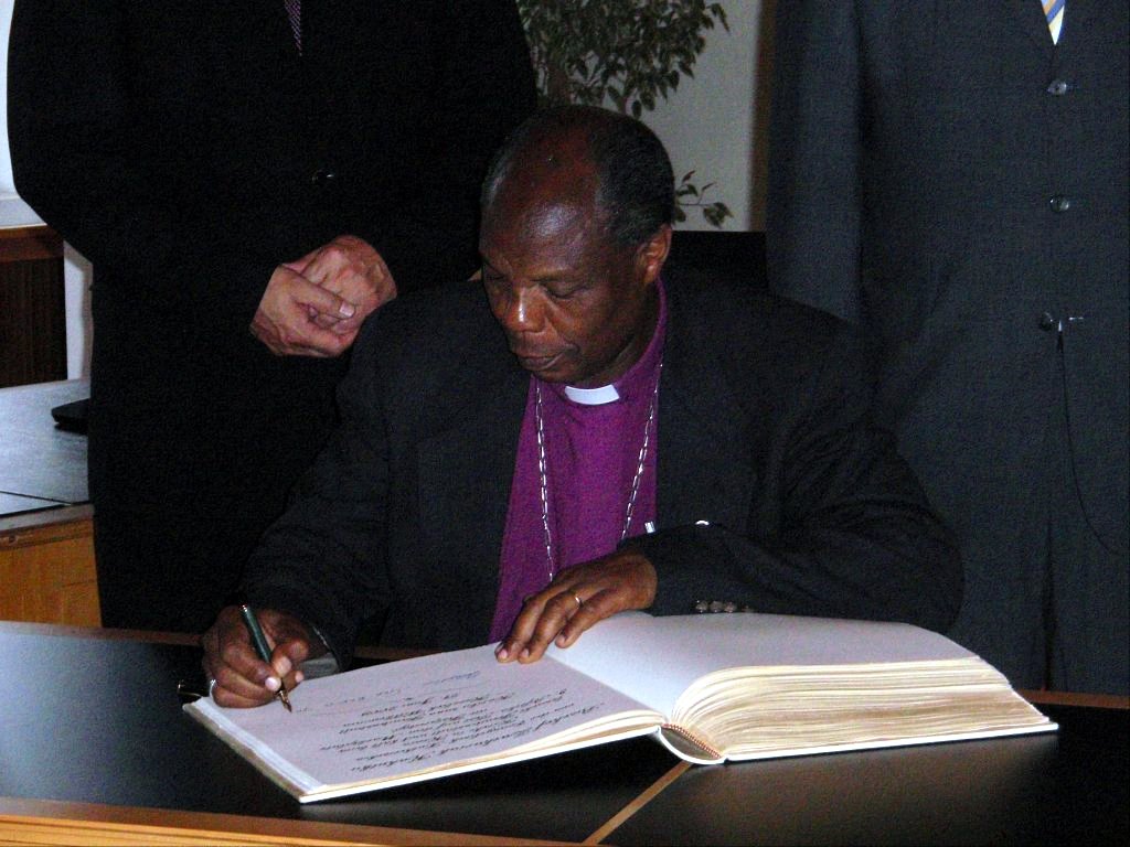 Bishop Kahuthu while signing the visitors' book of the city of Freudenstadt
