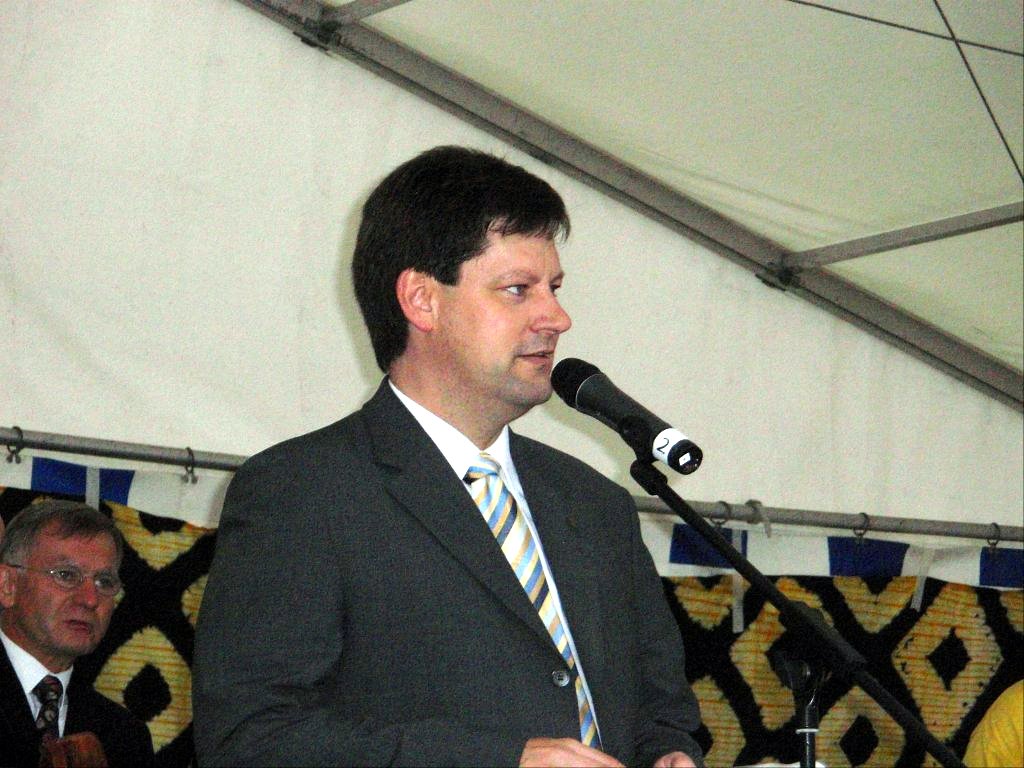 Mayor Osswald opened the Africa festival.