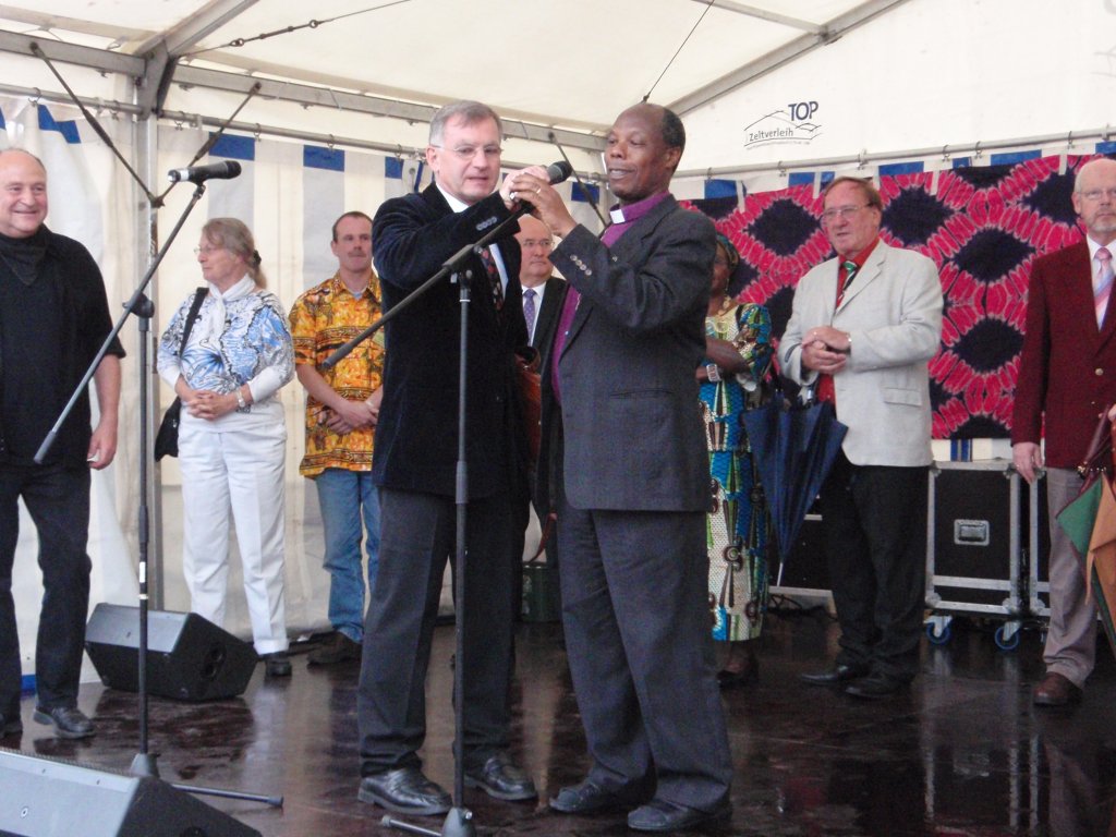 Bishop Kahuthu held an introductory speech at the opening ceremony of the Africa festival on the platform at the Upper Marketplace of Freudenstadt city (translated by Pastor Stierlen).