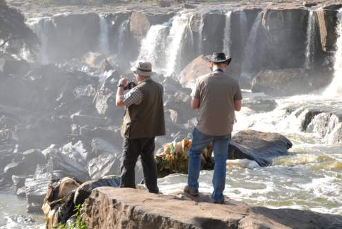 Abbildung als separates Bild betrachten Vereinsmitglieder am bekannten Fourteen Falls Wasserfall, welcher in ca. 20km Entfernung von der Industriestadt Thika im kenianischen Hochland liegt.