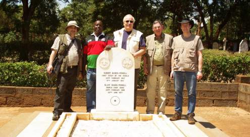 Abbildung als separates Bild betrachten Vereinsmitglieder beim Besuch des in Kenia befindlichen Grabes von Robert Baden-Powell, dem Gründer der weltweiten Pfadfinderbewegung.
