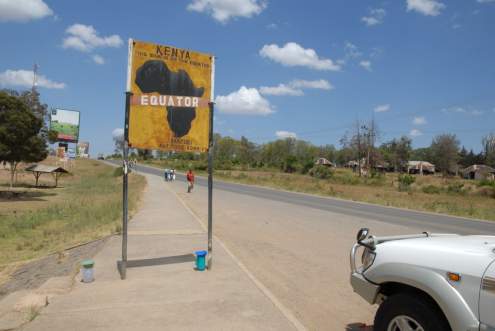 Abbildung als separates Bild betrachten Äquator an der Straße bei Nanyuki im Hochland Kenias (Höhe über N.N. laut Verkehrsschild: 6389 Feet = 1947 m).