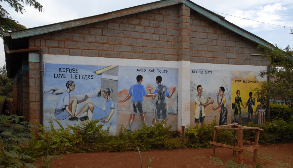 Ermahnende Ratschläge auf Gebäudewand des St. Stephen's Children's Home in Embu.