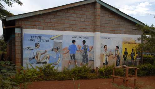 Abbildung als separates Bild betrachten Ermahnende Ratschläge auf Gebäudewand des St. Stephen's Children's Home in Embu.
