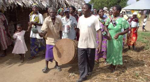 Abbildung als separates Bild betrachten Begrüßung durch die Dorfbewohner bei unserem Besuch in Kulesa im Tana-River-Gebiet.