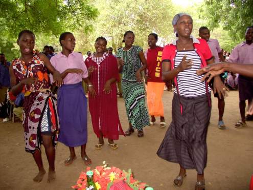 Abbildung als separates Bild betrachten Musikalische Begrüßung mit Tanz und Gesang bei unserem Besuch in Kulesa (Tana-River-Gebiet).