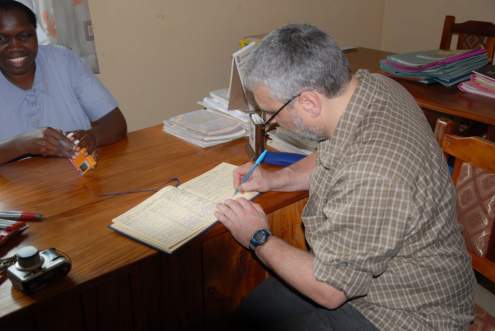 Vereinsmitglied beim Eintrag in das G&auml;stebuch der katholischen Schwestern.