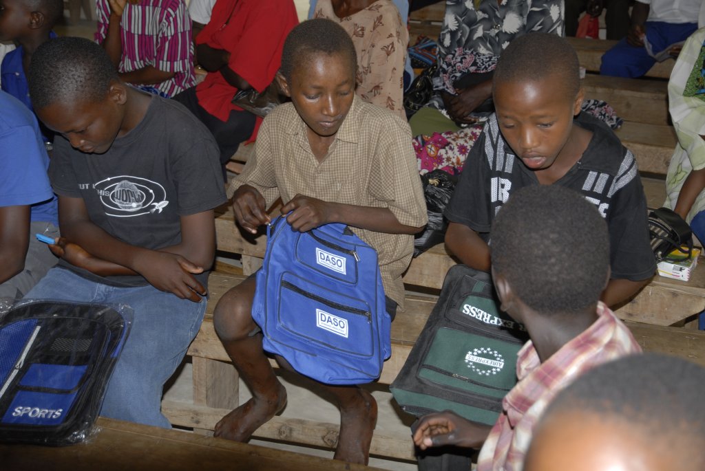 Sch&uuml;ler beim Betrachten der neuen Taschen.
