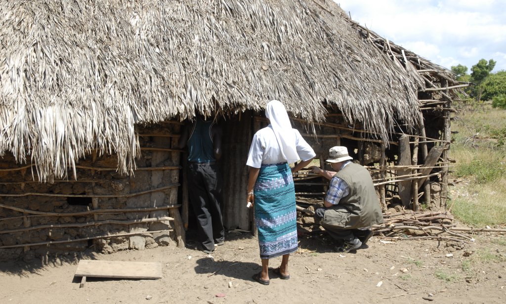 Besuch in einem den Aidswaisen geh&ouml;renden, als K&uuml;che und Stall dienenden Geb&auml;ude.