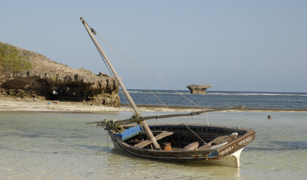 Near Watamu, a village at the Indian Ocean coast, we spotted this dhow, i.e. an East African sailing vessel.