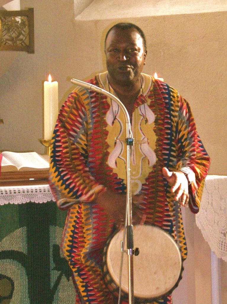 Rhythmische afrikanische Trommelmusik von Martin Ngnoubamdjum (Wiedergabe mit freundlicher Genehmigung des Künstlers).