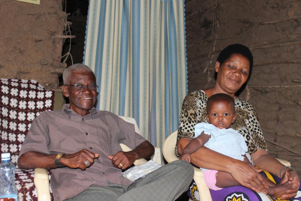 Besuch bei kenianischem Pfarrer mit Frau und Enkel in Kulesa / Kenia.