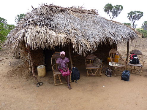Abbildung als separates Bild betrachten Wohnhaus der Aidswaisenfamilie (nahe Baharini / Kenia).