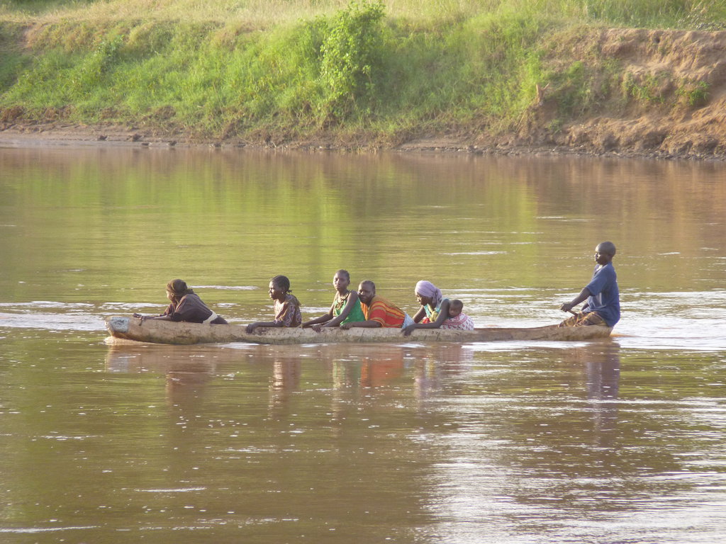 Impression vom Tana-River, Kenya, Bild 1/4: &Uuml;bersetzendes Boot.