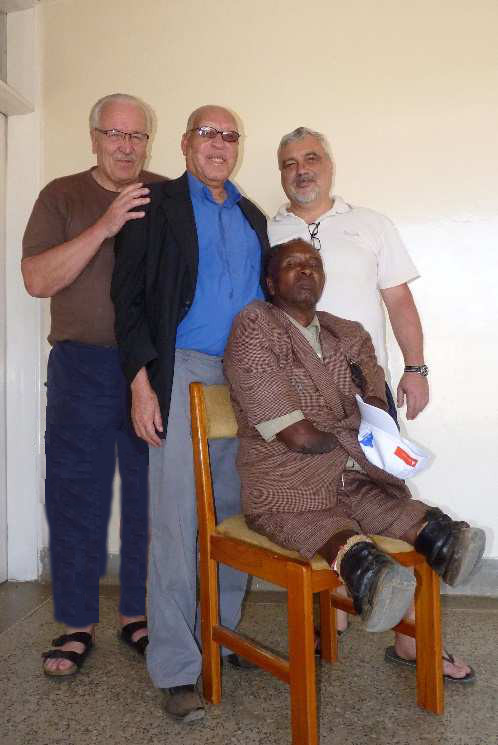 Contergangesch&auml;digter Familienvater und weitere unterst&uuml;tzte Person (Albino).