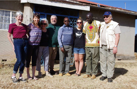 Gruppenbild mit dem Leiter der Katholischen Mission und dem Frater.