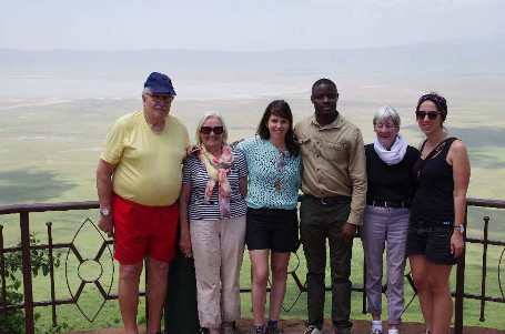 Reisegruppe des Vereins mit Blick zum Ngorongoro-Krater.