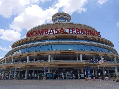 Moderner Bahnhof in Mombasa.
