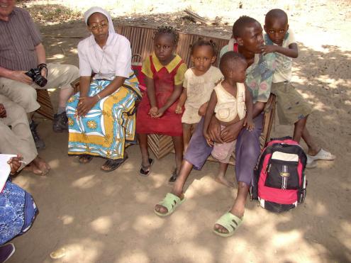 Vereinsmitglied und Krankenschwester besuchen Aidswaisen in Baharini, Kenya.